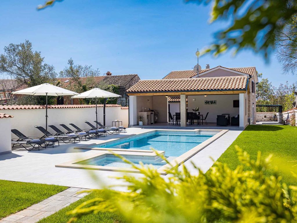 Villa mit beheizbarem Pool & Whirlpool