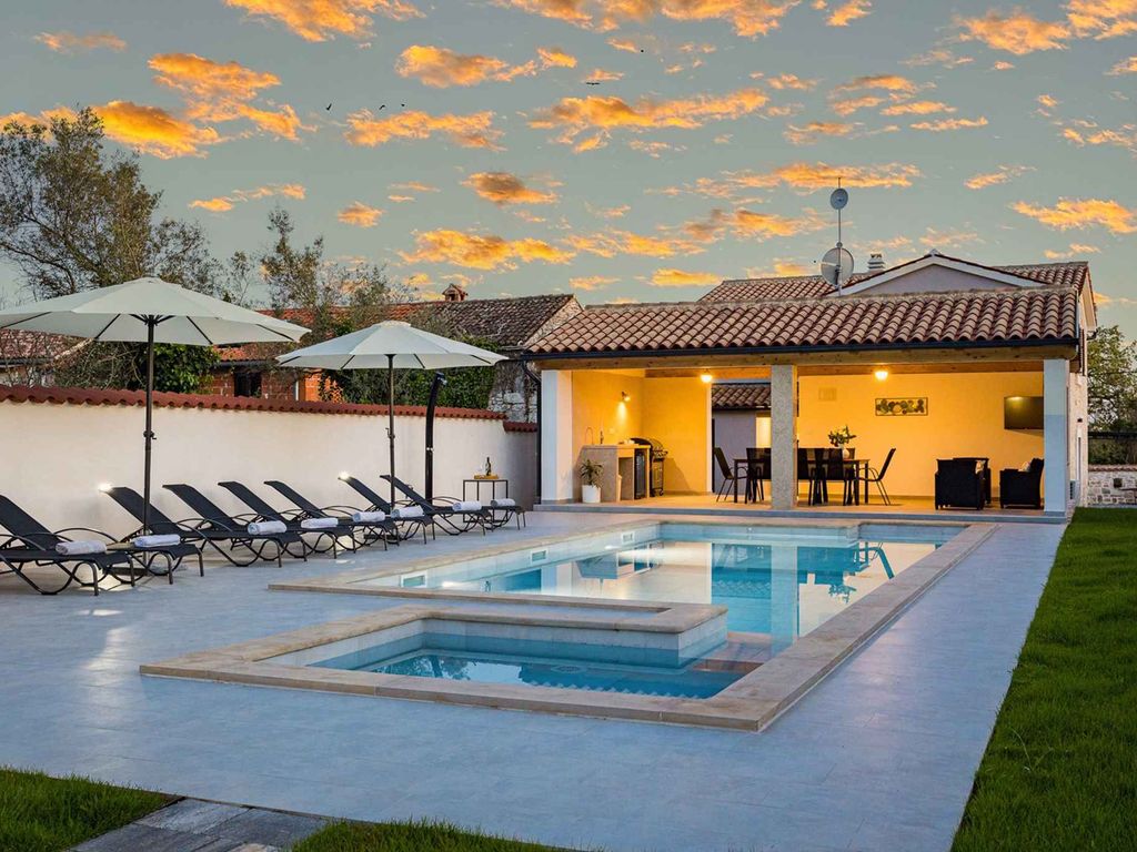 Villa mit beheizbarem Pool & Whirlpool