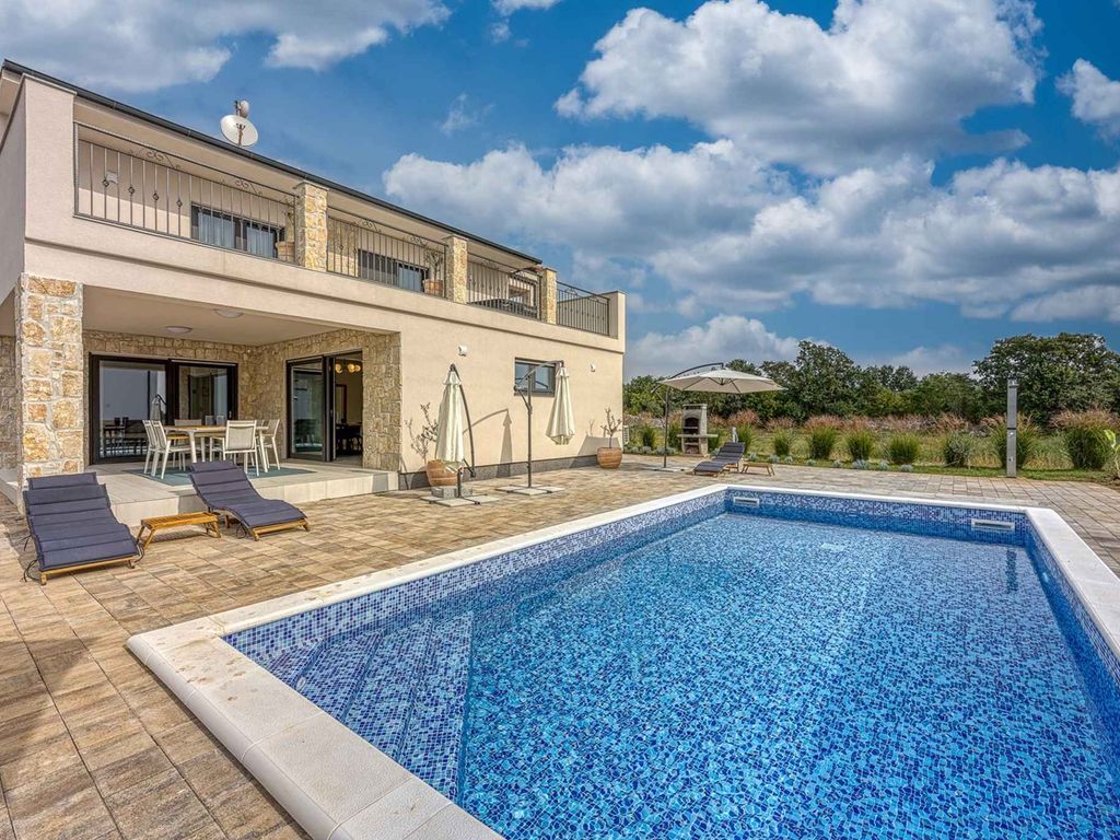 Villa mit Pool und Whirlpool