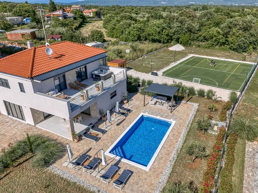Villa mit Pool und Whirlpool