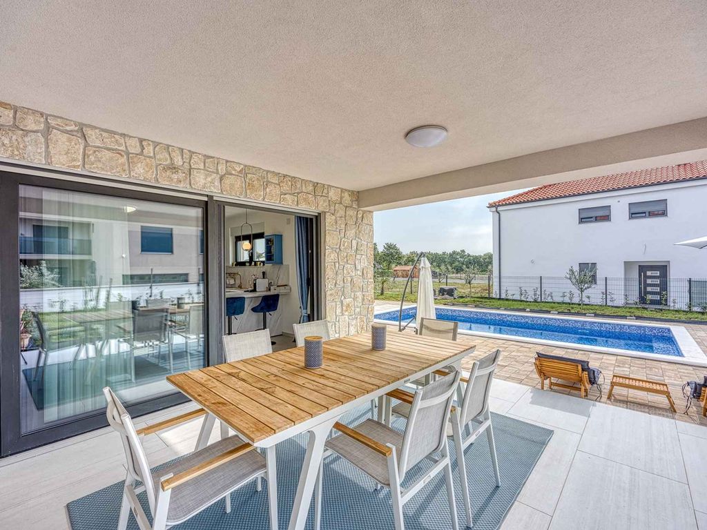 Villa mit Pool und Whirlpool