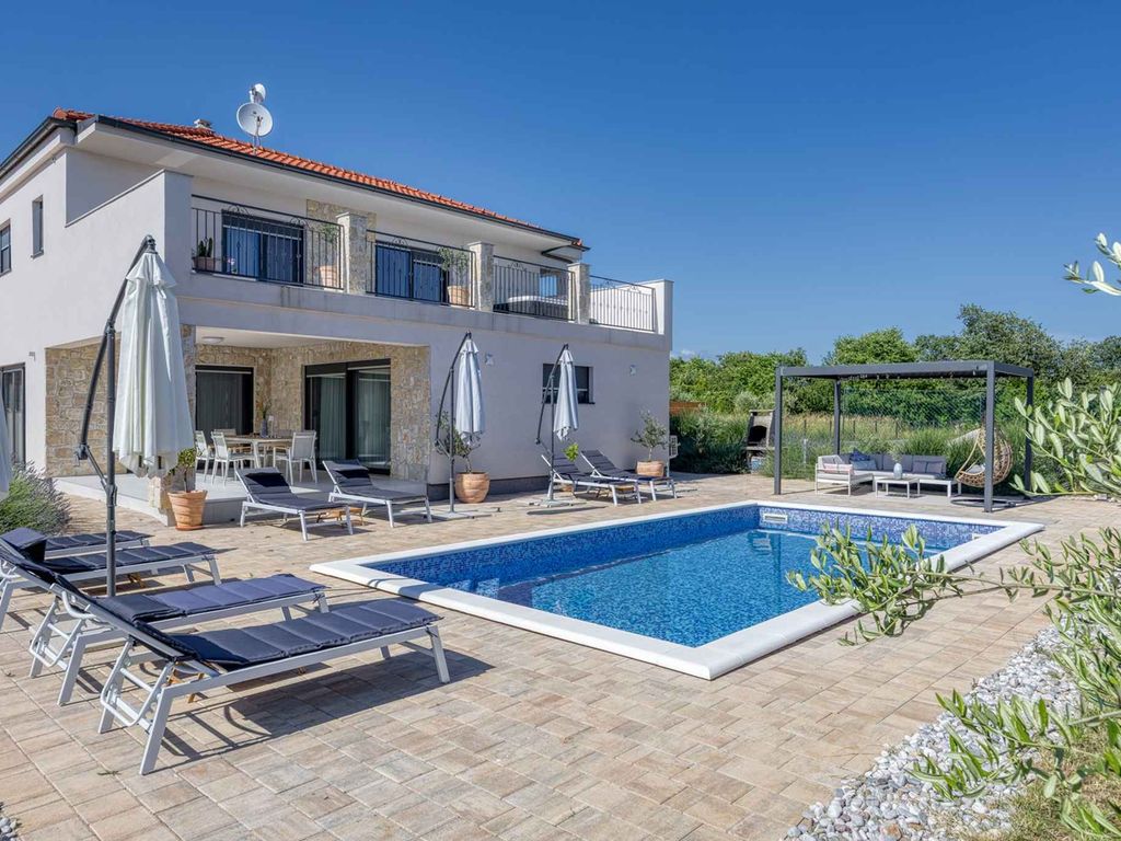 Villa mit Pool und Whirlpool