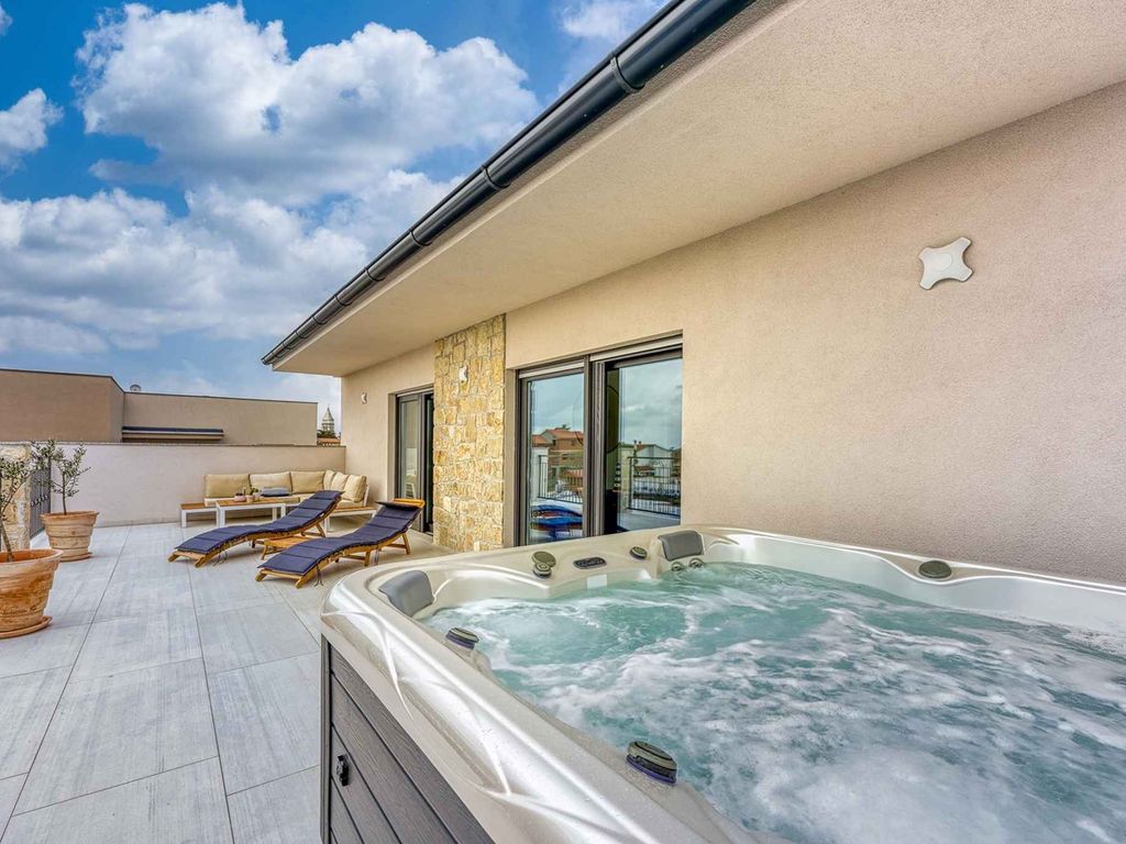 Villa mit Pool und Whirlpool