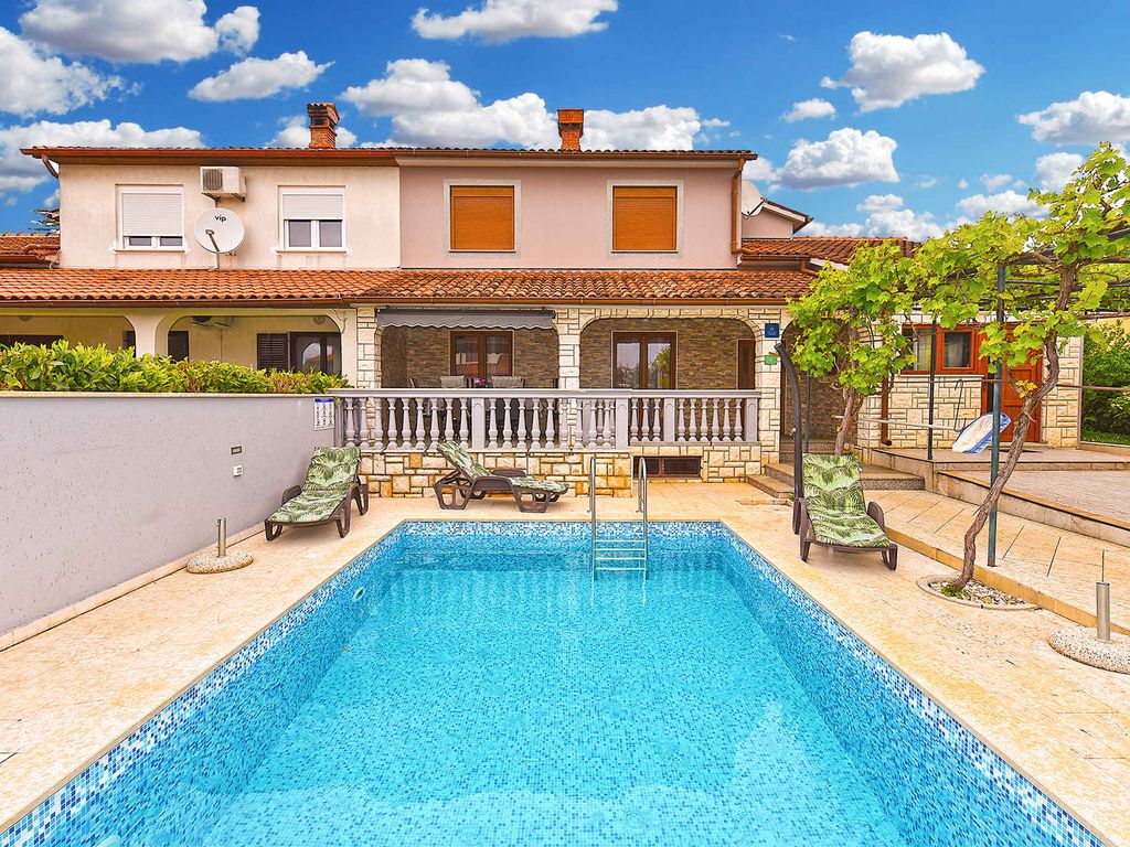 Ferienhaus mit Pool für 6 Personen