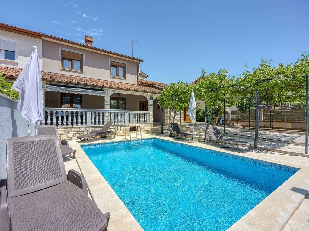 Ferienhaus mit Pool für 6 Personen