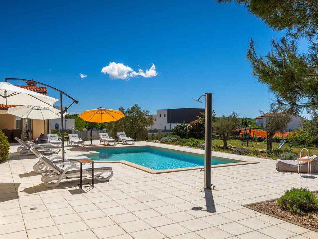 Villa mit Pool, Klimaanlage, Fitness und Parkplatz