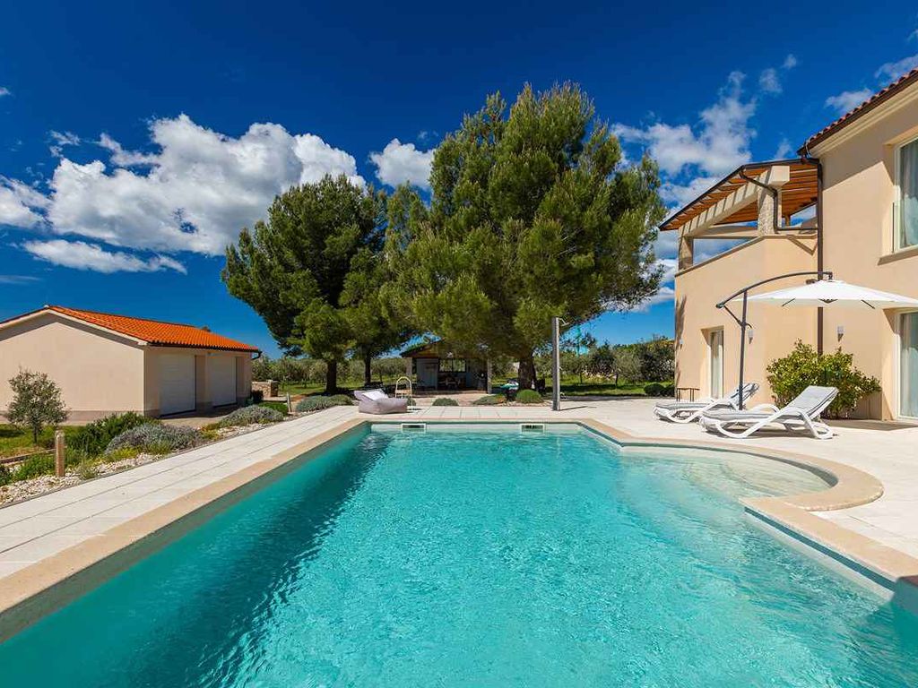 Villa mit Pool, Klimaanlage, Fitness und Parkplatz