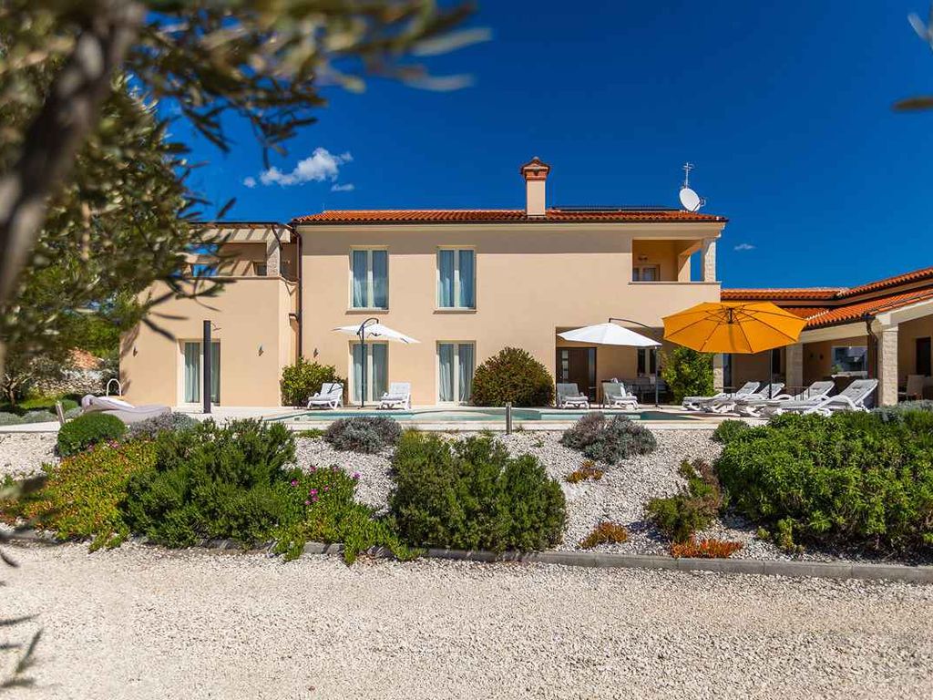 Villa mit Pool, Klimaanlage, Fitness und Parkplatz