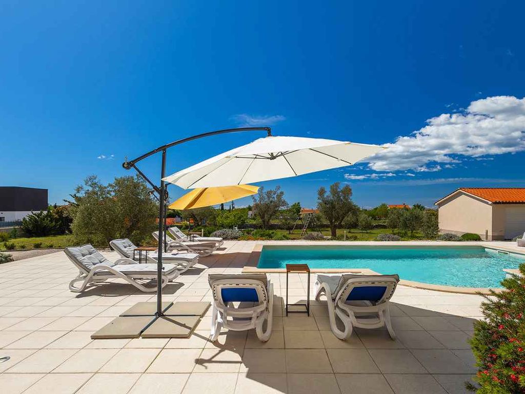 Villa mit Pool, Klimaanlage, Fitness und Parkplatz