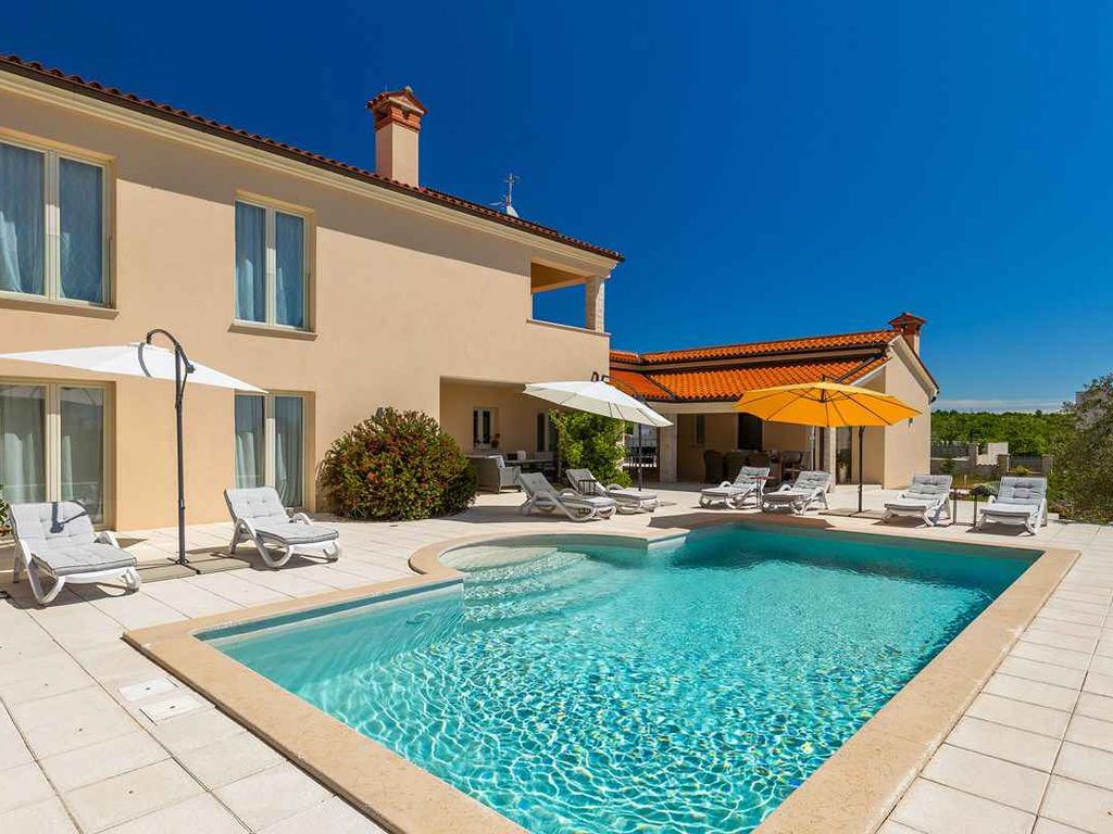 Villa mit Pool, Klimaanlage, Fitness und Parkplatz