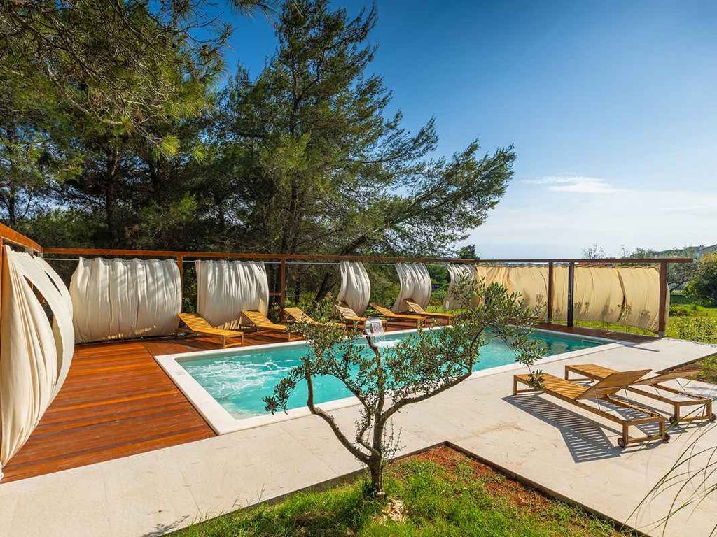 Villa mit Pool, Spielplatz und Billard