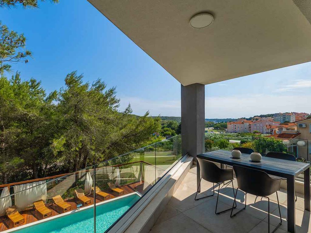 Villa mit Pool, Spielplatz und Billard