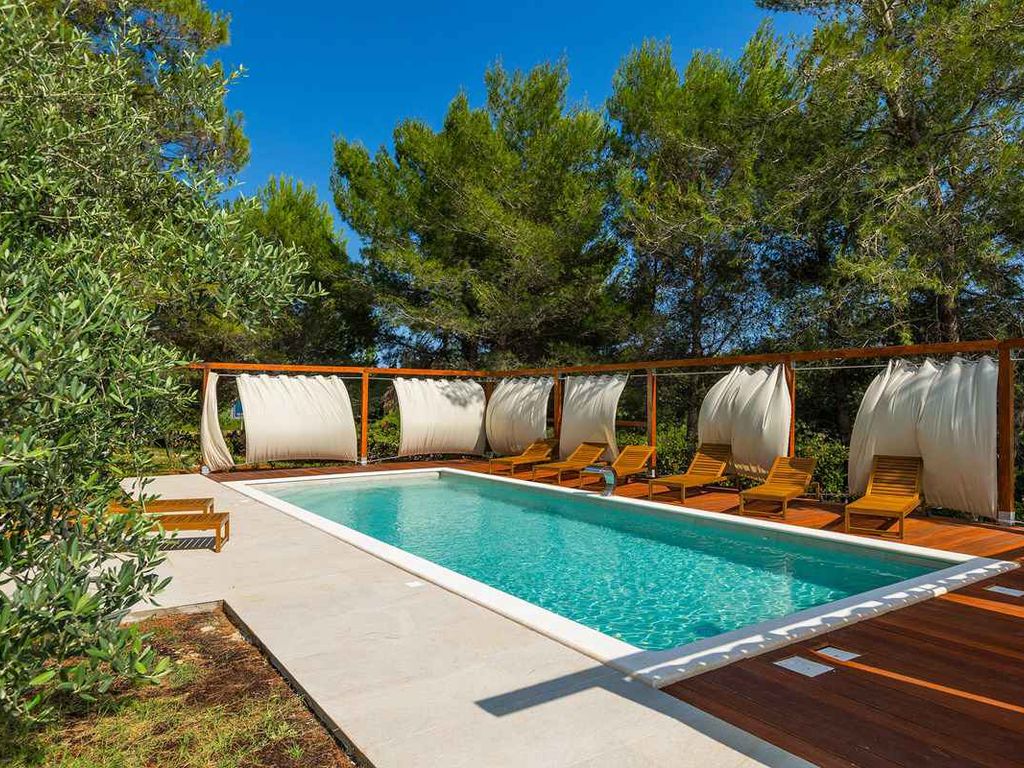 Villa mit Pool, Spielplatz und Billard