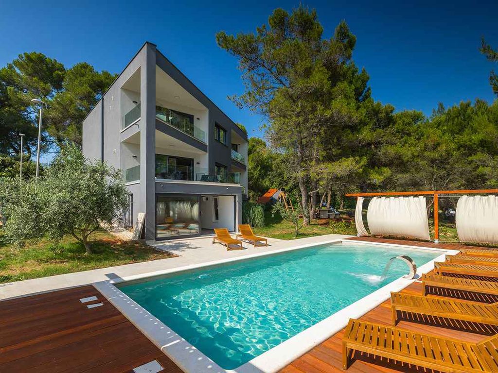 Villa mit Pool, Spielplatz und Billard