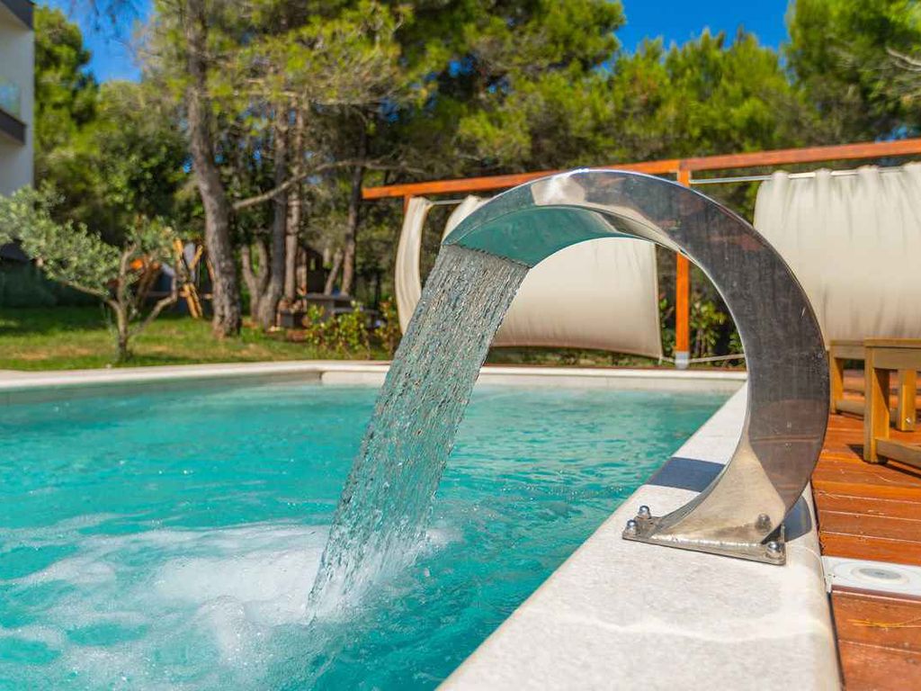 Villa mit Pool, Spielplatz und Billard