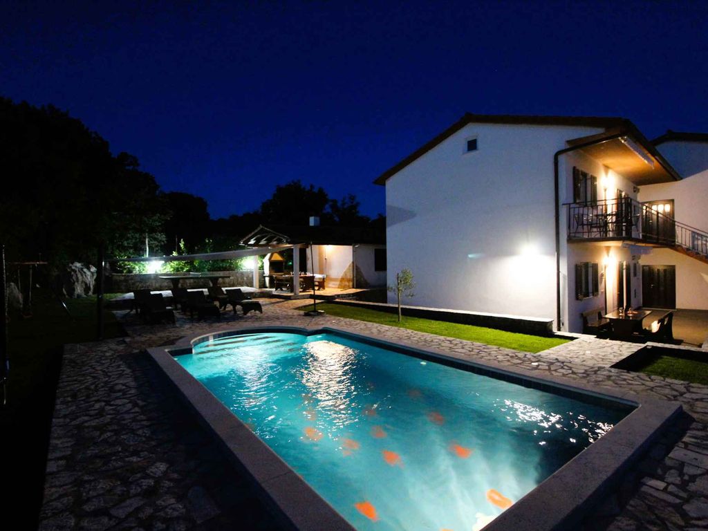 Ferienhaus mit 2 getrennten Apartments, Swimmingpool und Klimaanlage