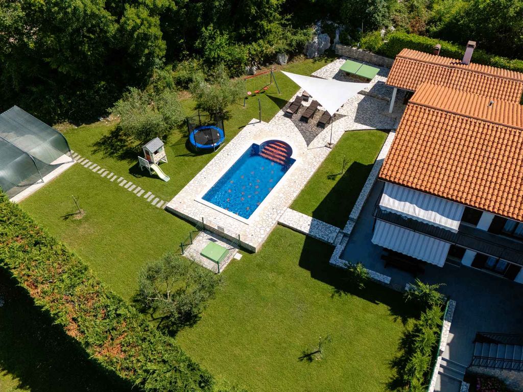 Ferienhaus mit 2 getrennten Apartments, Swimmingpool und Klimaanlage