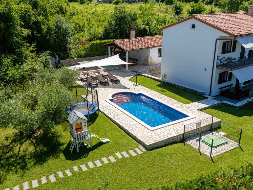 Ferienhaus mit 2 getrennten Apartments, Swimmingpool und Klimaanlage