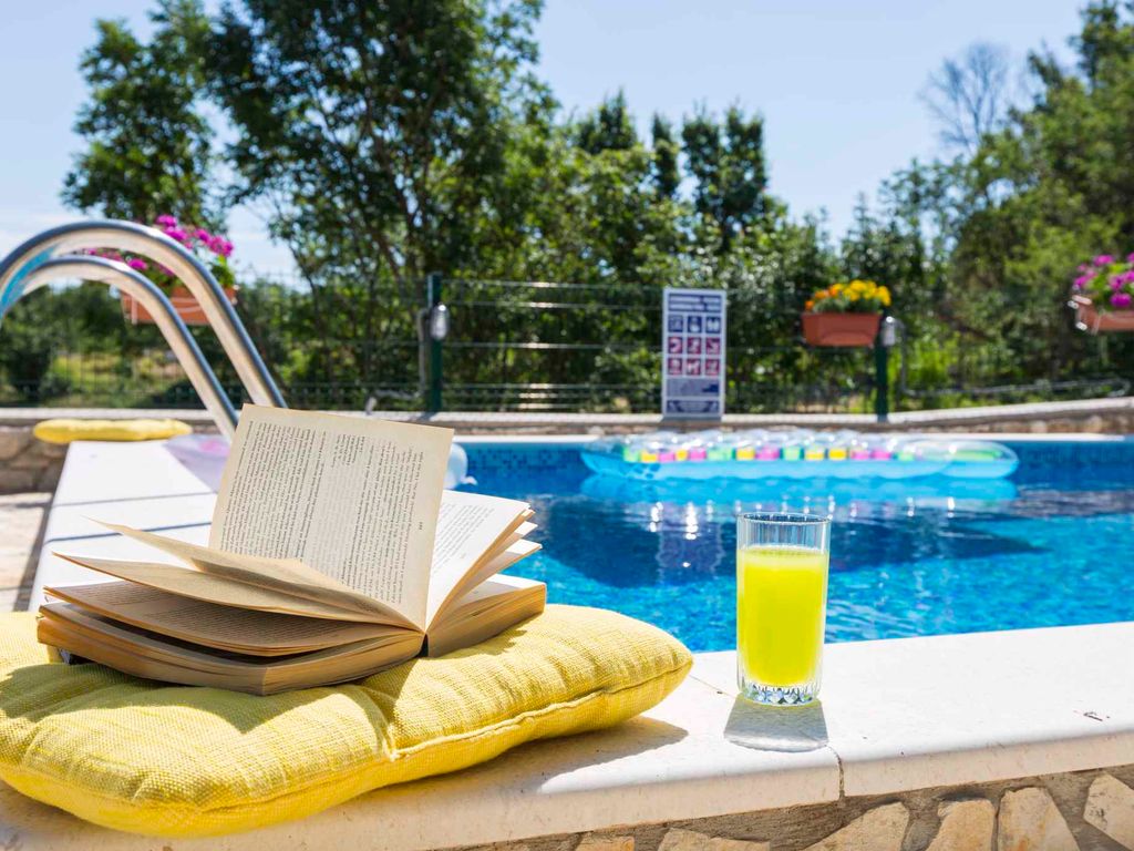 Ferienhaus mit Swimmingpool umgeben von Natur