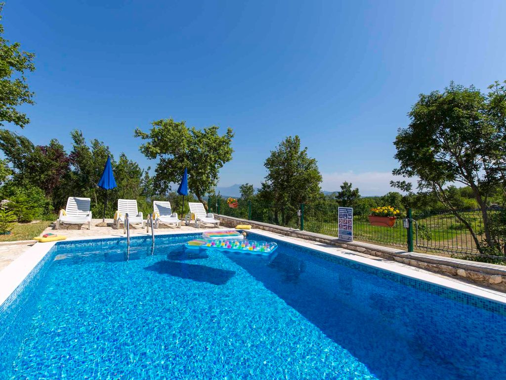 Ferienhaus mit Swimmingpool umgeben von Natur