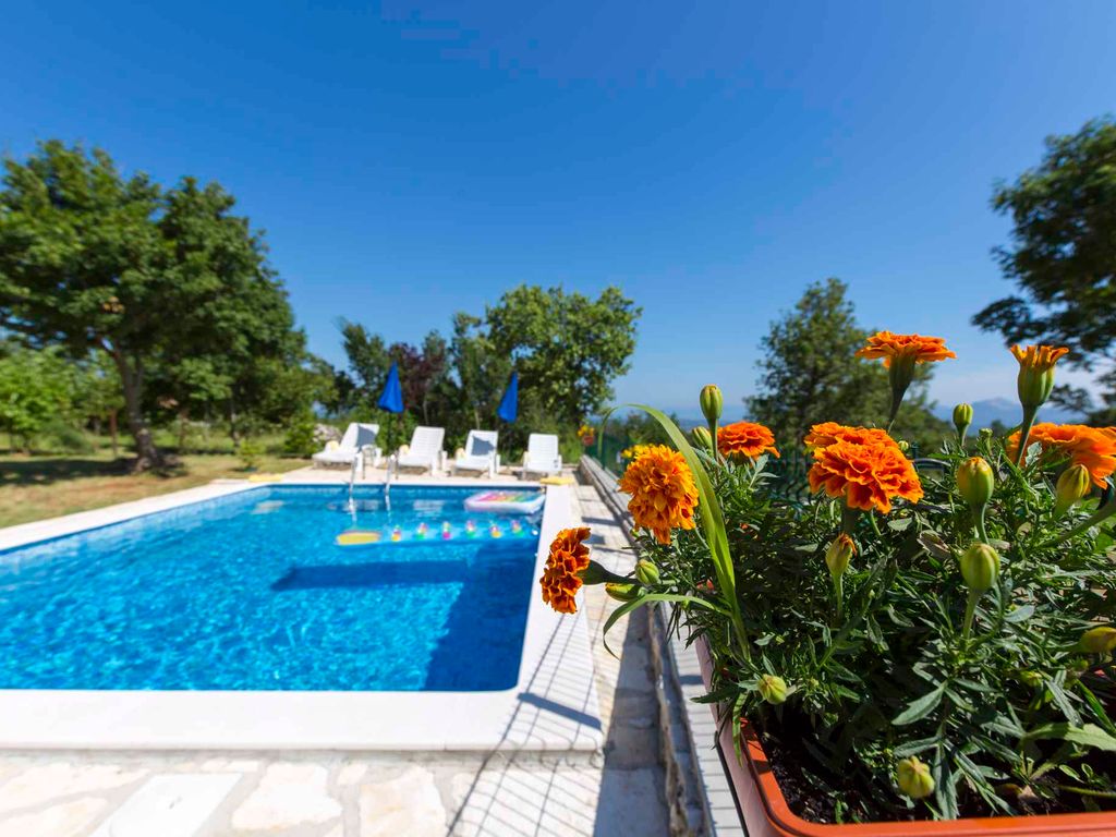 Ferienhaus mit Swimmingpool umgeben von Natur