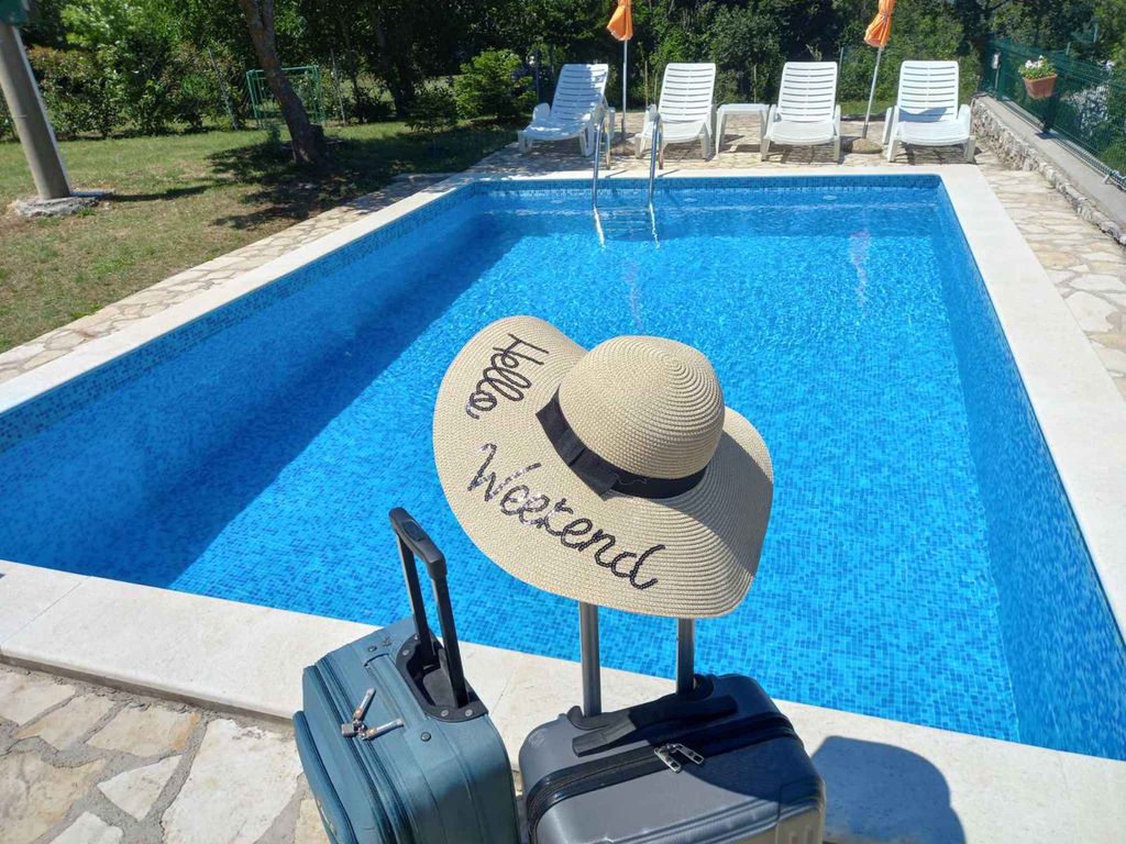Ferienhaus mit Swimmingpool umgeben von Natur
