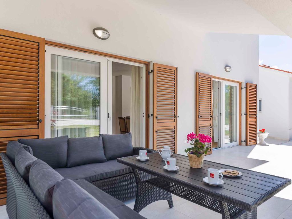 Villa mit Pool auf großem Grundstück