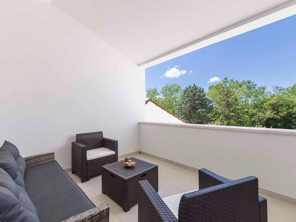 Villa mit Pool auf großem Grundstück