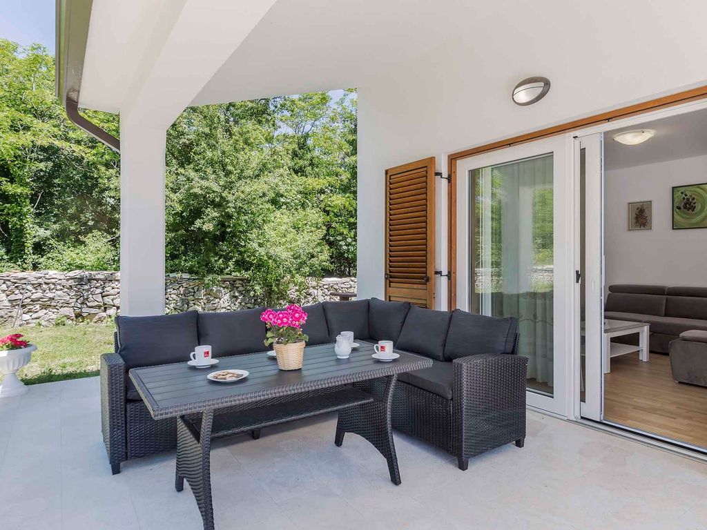 Villa mit Pool auf großem Grundstück