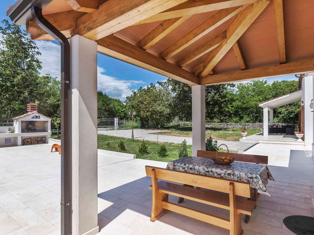 Villa mit Pool auf großem Grundstück