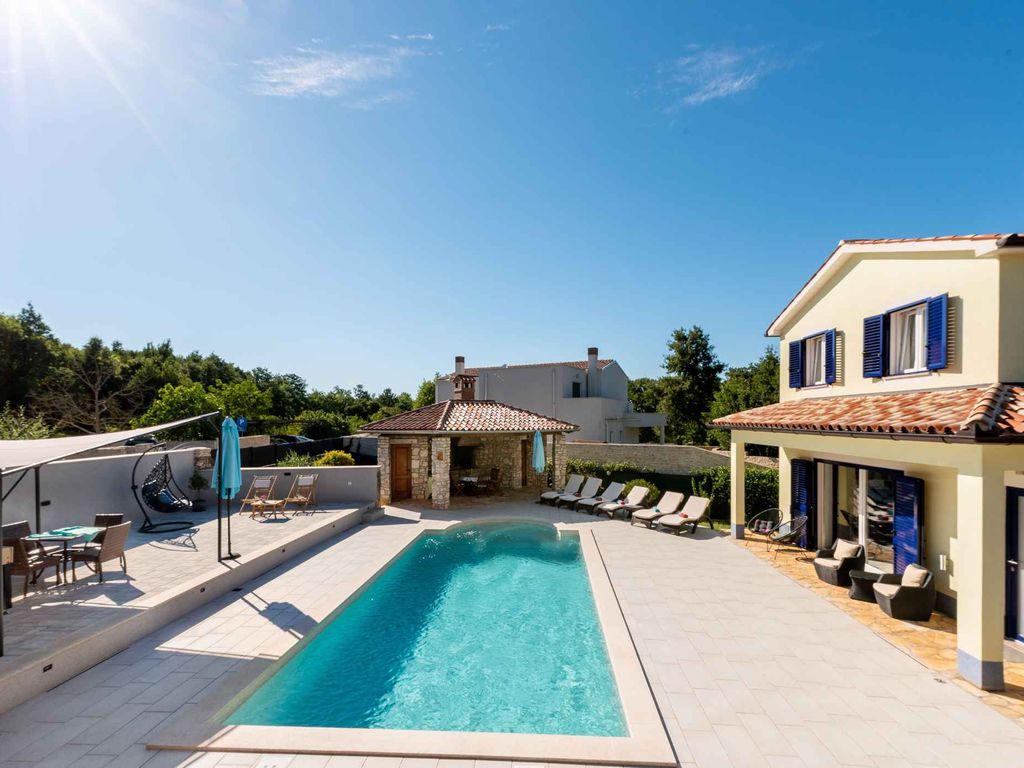 Ferienhaus mit Außenpool und Grillmöglichkeit
