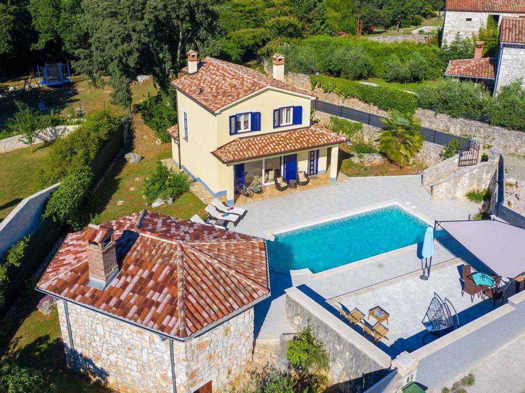 Ferienhaus mit Außenpool und Grillmöglichkeit
