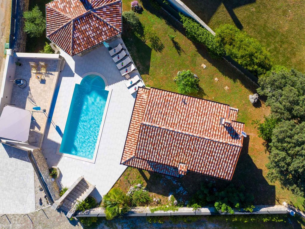 Ferienhaus mit Außenpool und Grillmöglichkeit