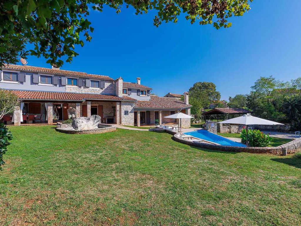 Villa mit Swimmingpool, Sauna und Innenpool