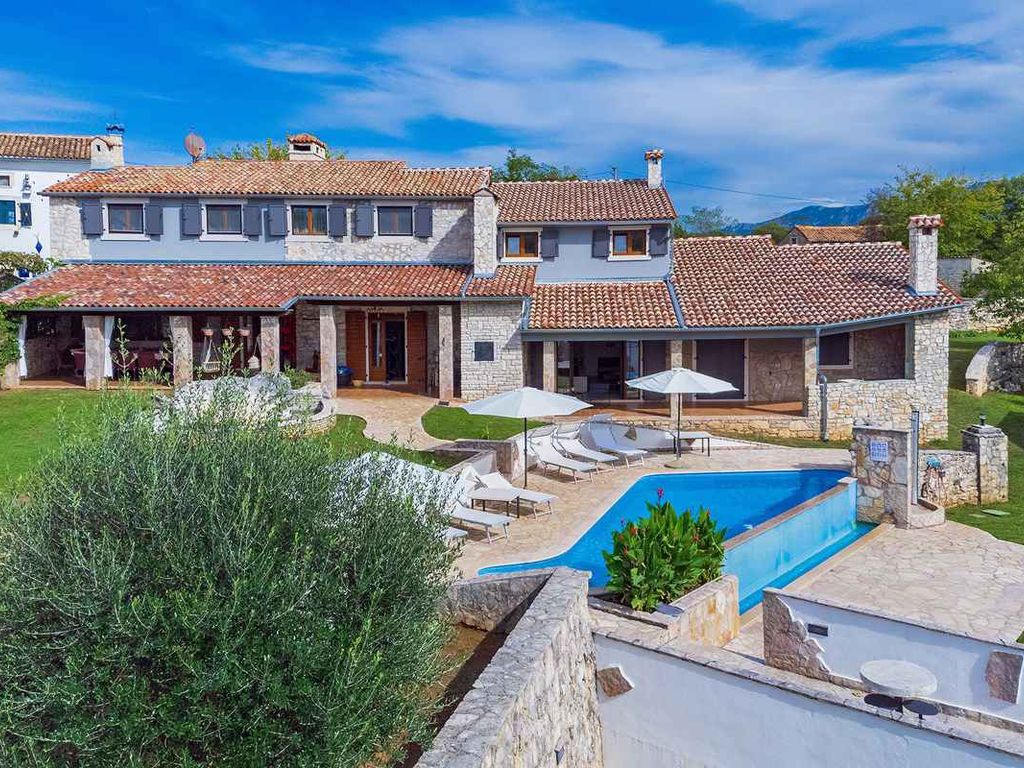 Villa mit Swimmingpool, Sauna und Innenpool