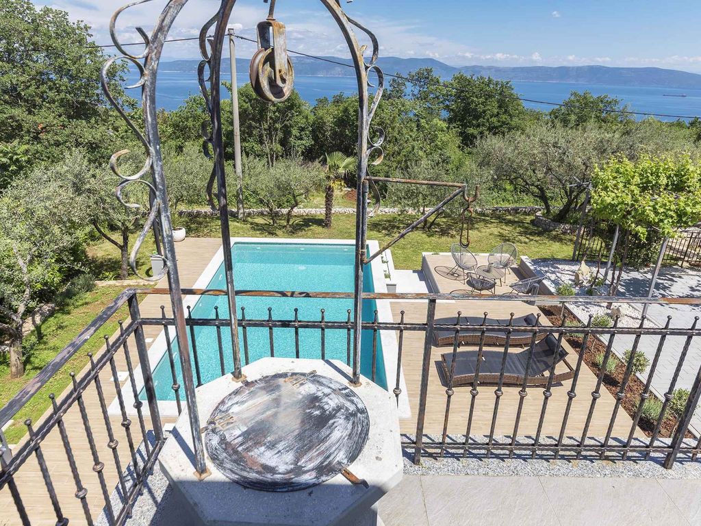 Ferienhaus mit Swimmimgpool, Terrasse und Meerblick