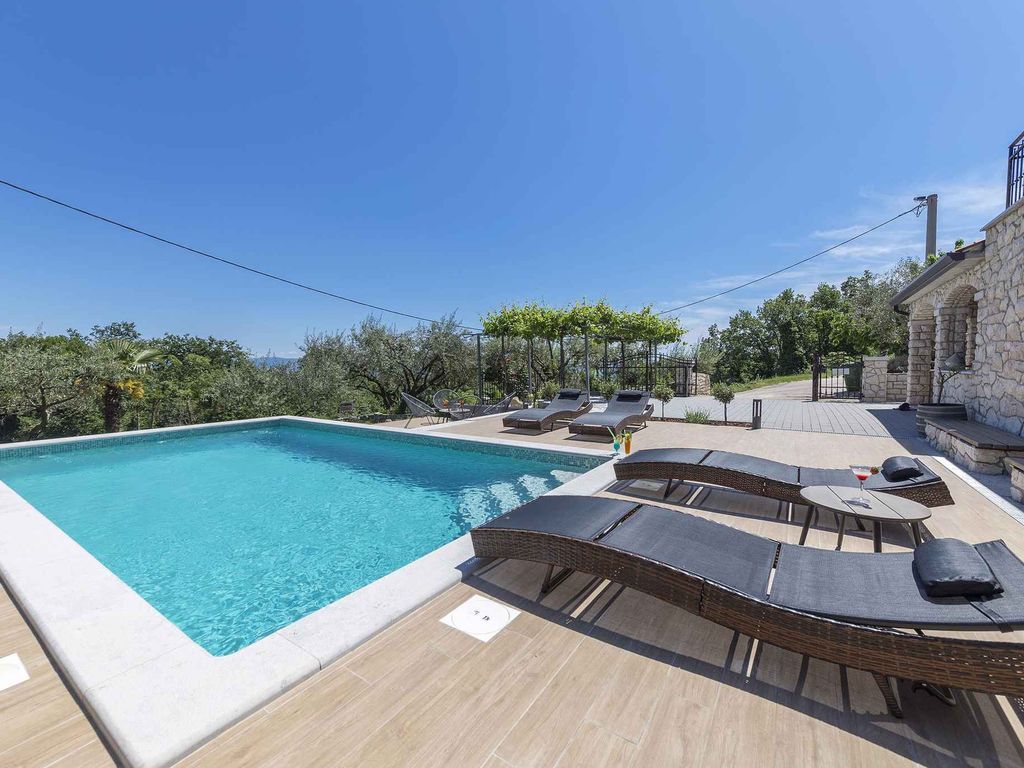 Ferienhaus mit Swimmimgpool, Terrasse und Meerblick