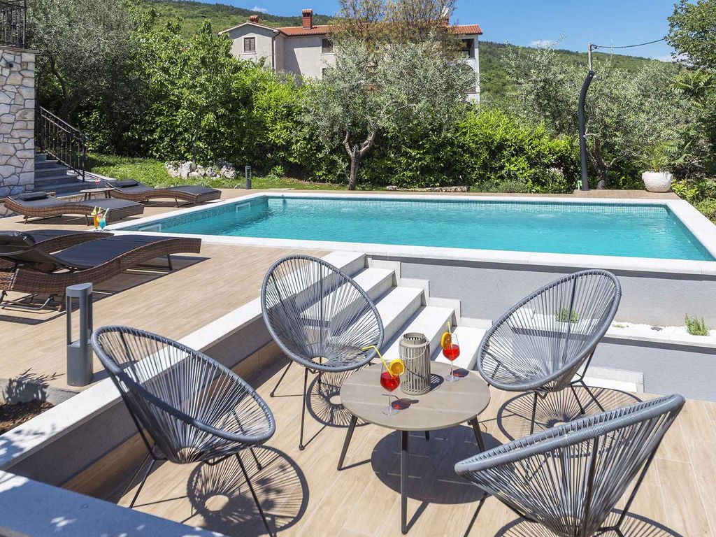 Ferienhaus mit Swimmimgpool, Terrasse und Meerblick