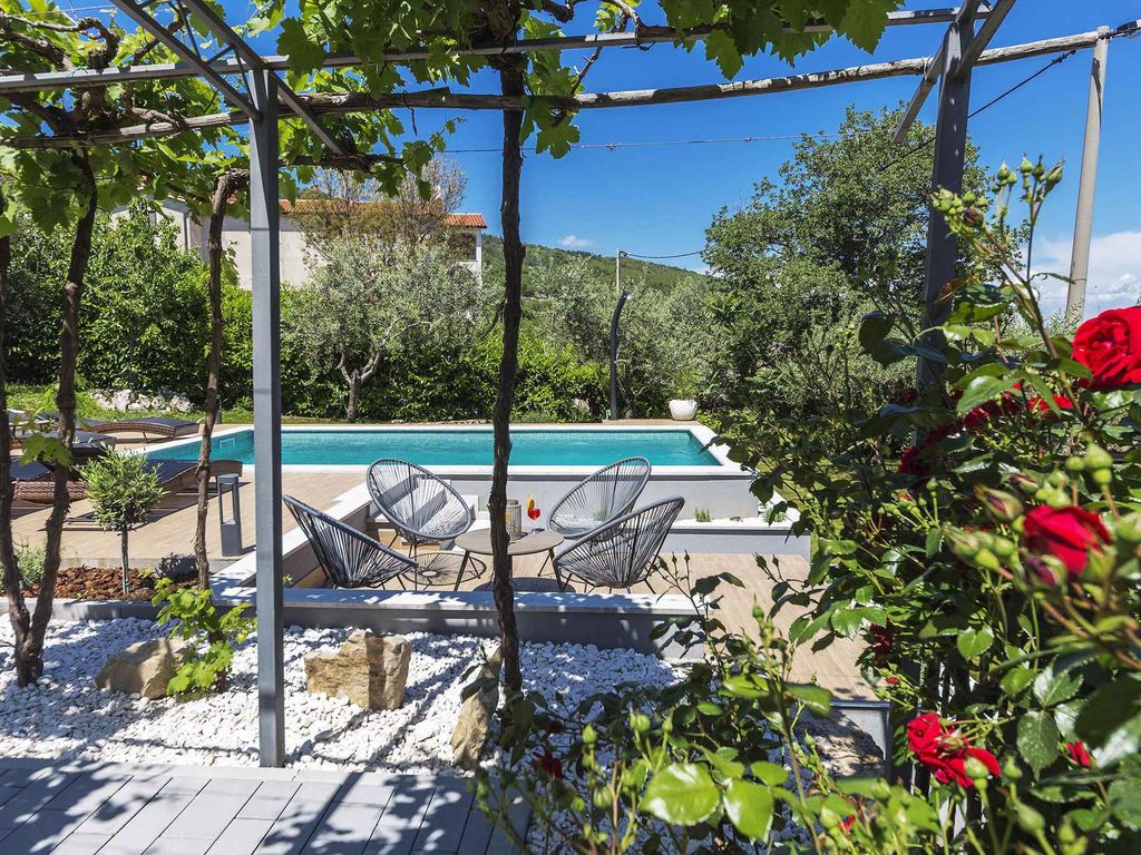 Ferienhaus mit Swimmimgpool, Terrasse und Meerblick