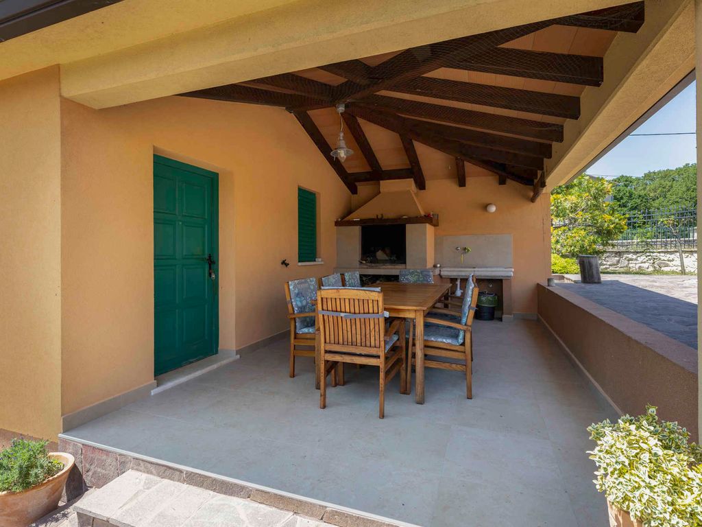 Villa mit Schwimmbad in einer ruhigen Gegend