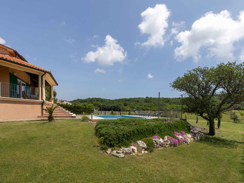 Villa mit Schwimmbad in einer ruhigen Gegend