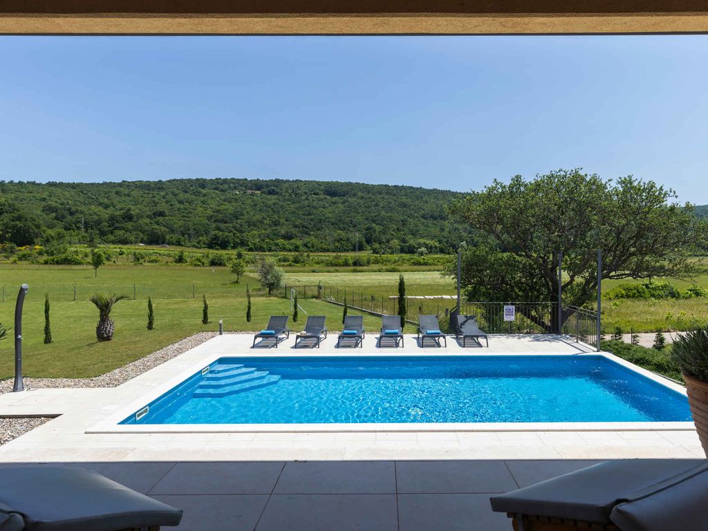 Villa mit Schwimmbad in einer ruhigen Gegend