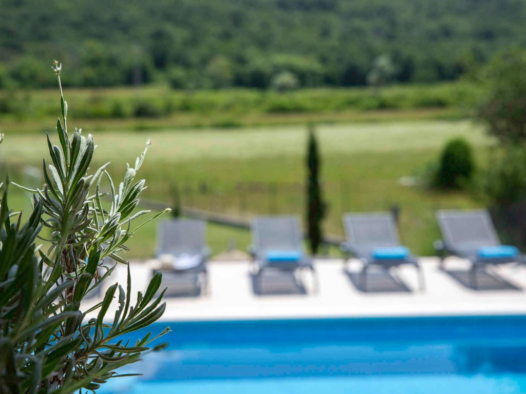 Villa mit Schwimmbad in einer ruhigen Gegend