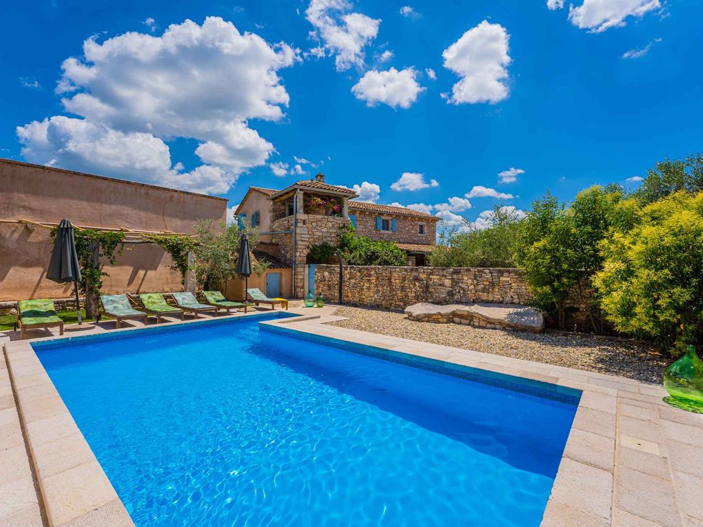 Villa mit Swimmingpool, Taverne und Weinkeller