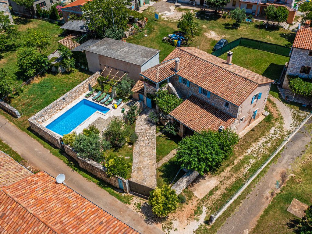 Villa mit Swimmingpool, Taverne und Weinkeller