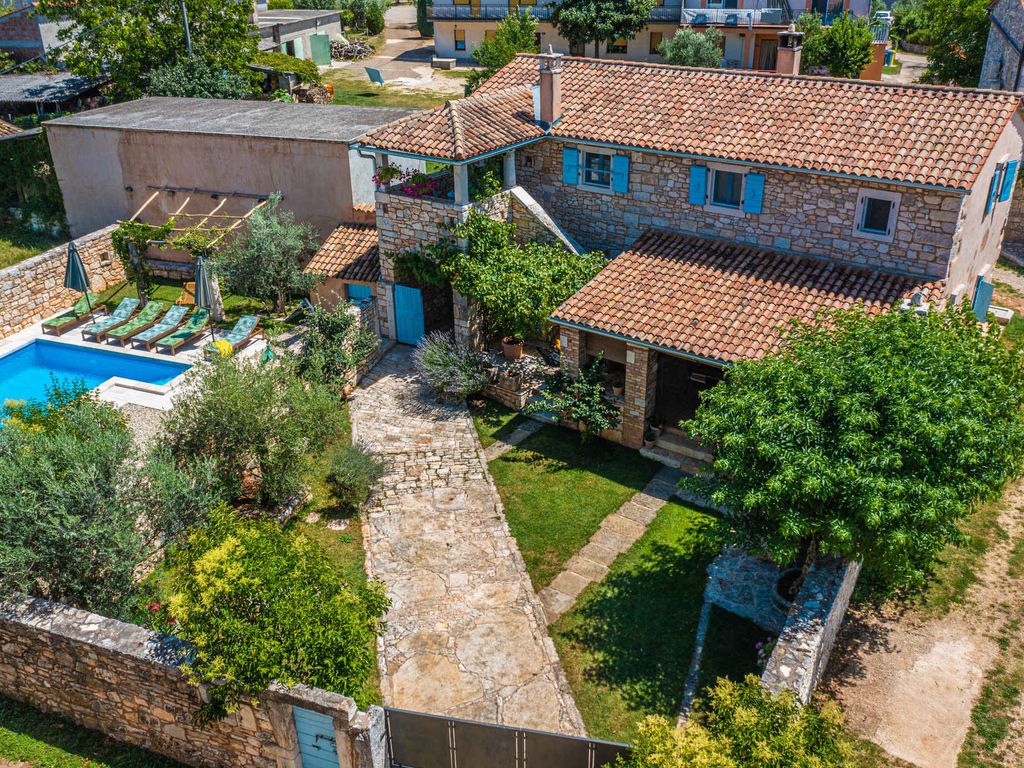Villa mit Swimmingpool, Taverne und Weinkeller