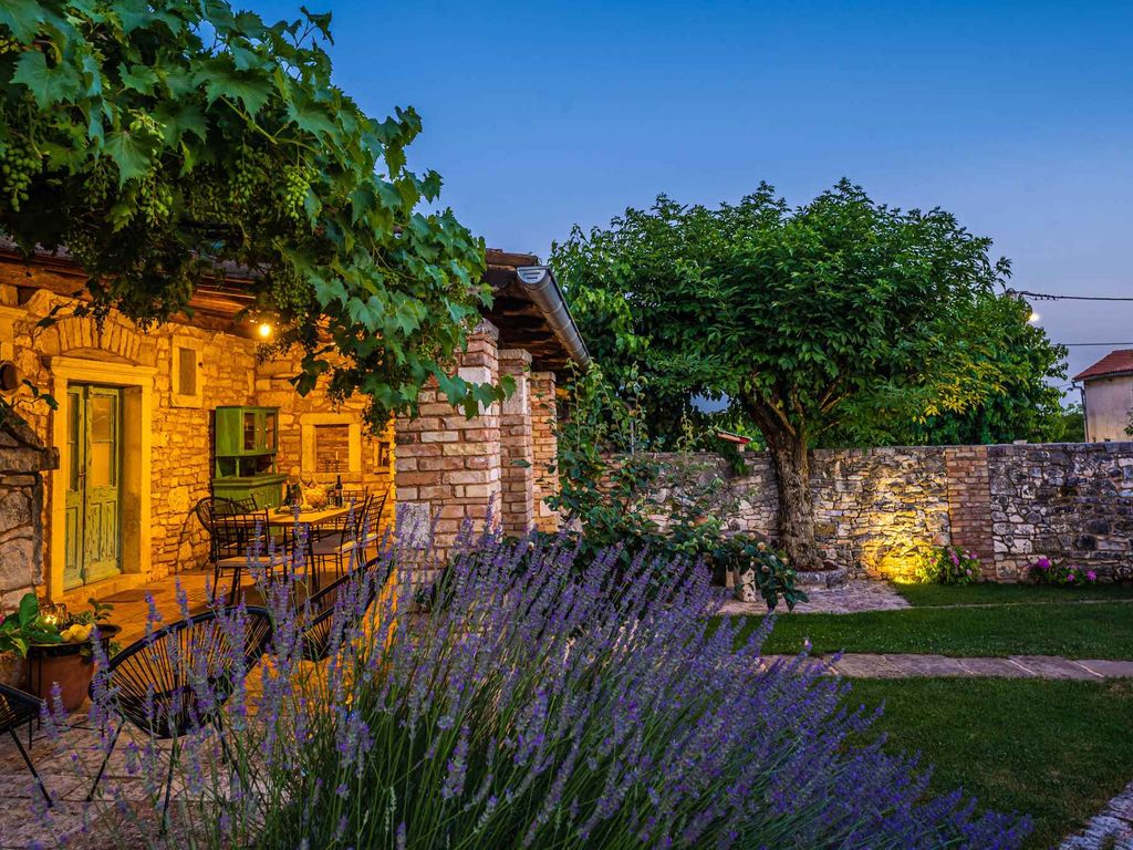 Villa mit Swimmingpool, Taverne und Weinkeller