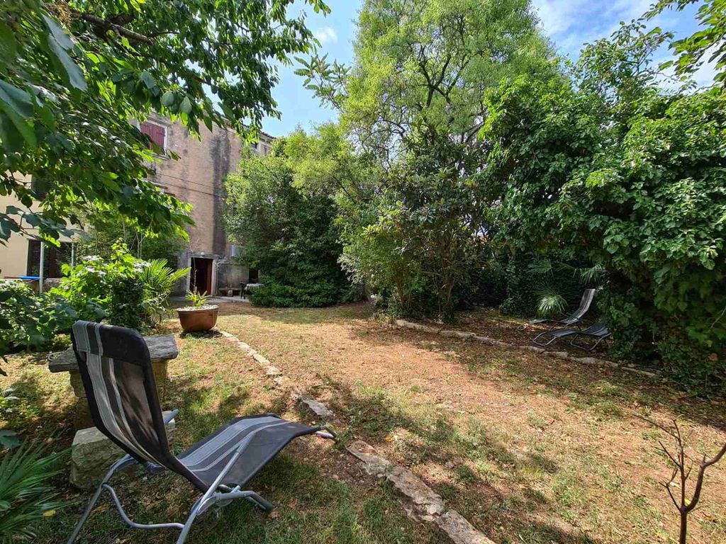 Ferienhaus mit Garten und Klimaanlage