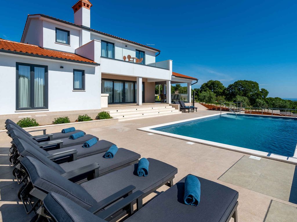Villa mit Swimmingpool und Panoramablick