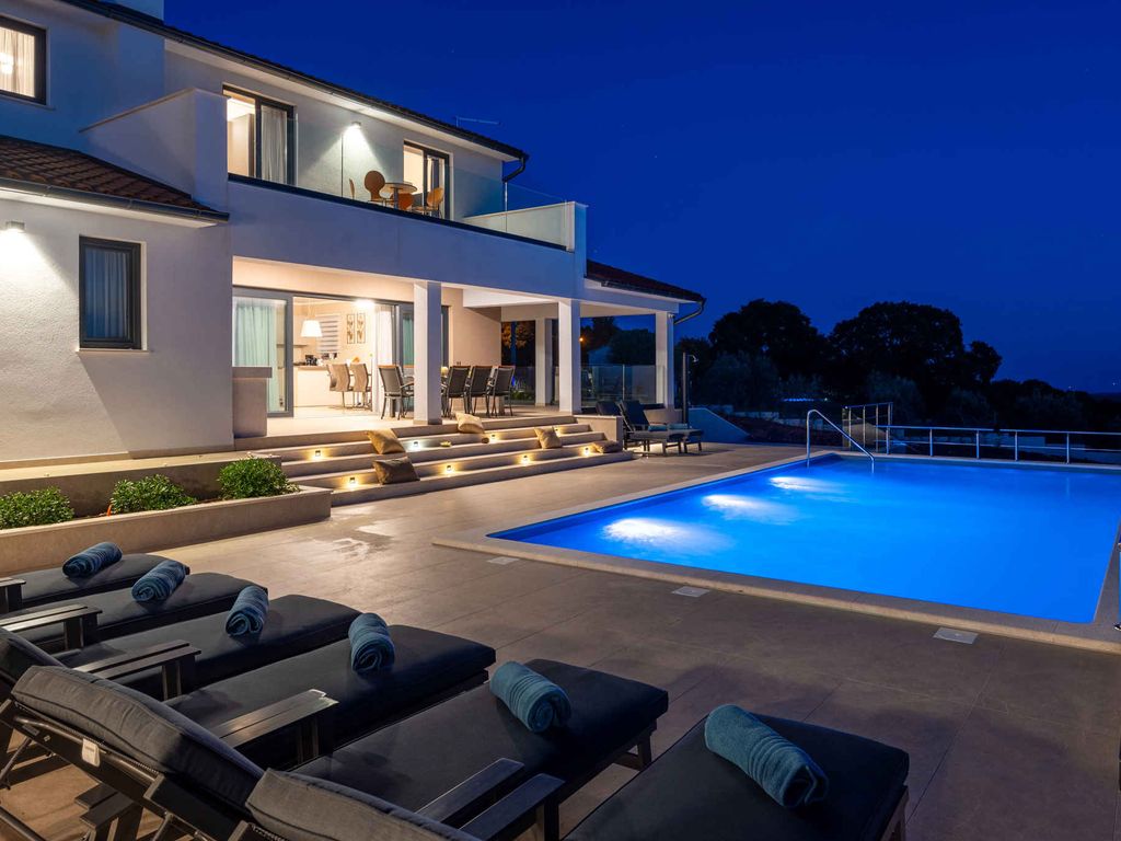 Villa mit Swimmingpool und Panoramablick